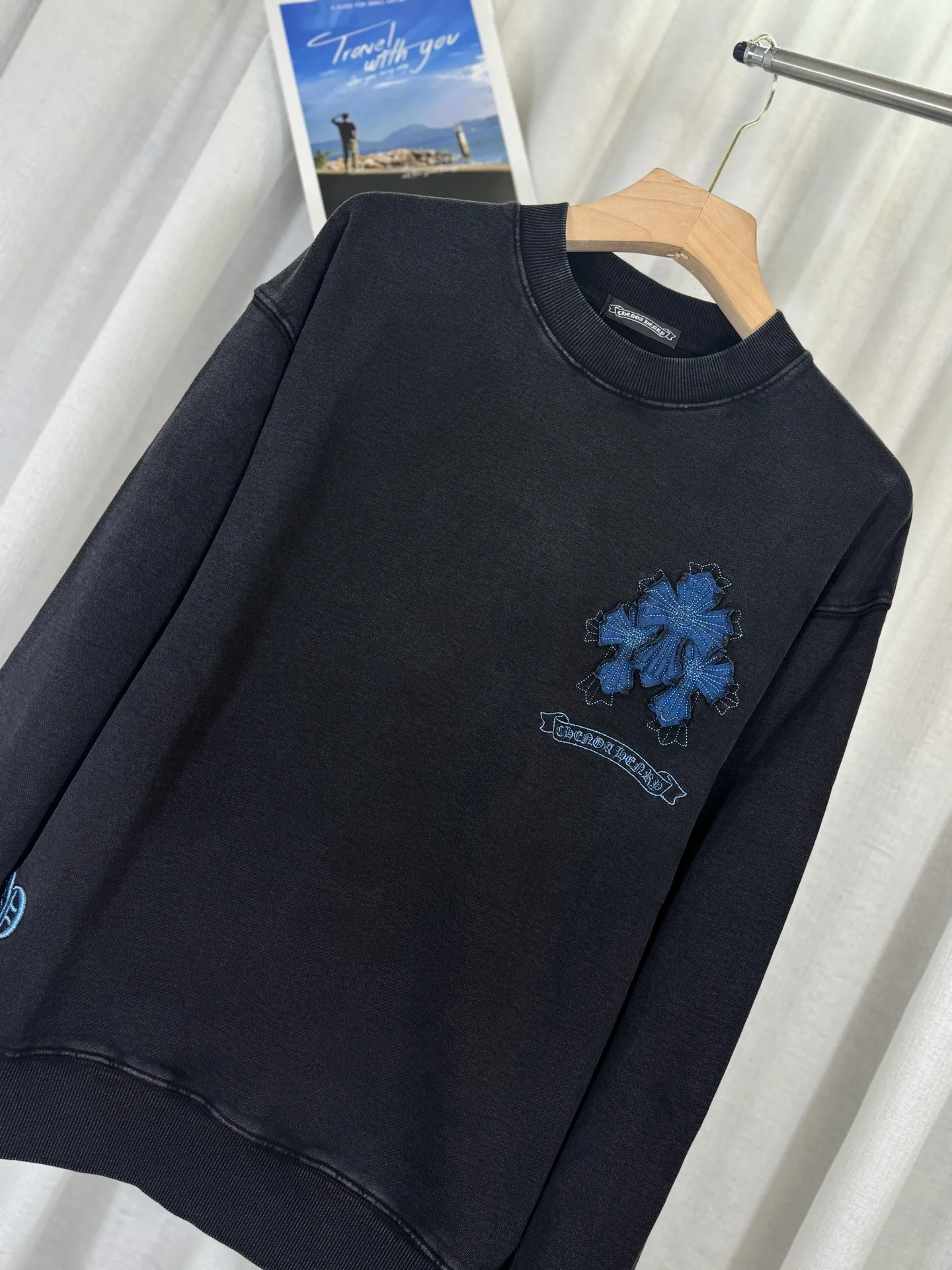 P280 top version, real shot without P, ​​different from market currency) 𝗖𝗵𝗿𝗼𝗺𝗲 𝗛𝗲𝗮𝗿𝘁𝘀/Cro Heart 2025 washed patch embroidery autumn and winter new original single counter American laser burnt 3D three-dimensional patch embroidery couple casual sweatshirt 👑The highest version! Customized fabric 430g tripe terry fabric! American acid-washed and distressed original fabric laser burnt ✟appliqué embroidery and exquisite embroidery of letters! The best-selling model in the counter, very comfortable to wear. Accessories: original molded and authenticated collar label➕100% silk wash label. Genuine purchase-grade original hangtag➕matching hanging rope➕3D hanging beads➕original packaging bag. Craftsmanship: The original version has consistent wiring! The highest version of the armhole matching technique! Color: Gray Black Size: S M L XL Style No.: 9325
